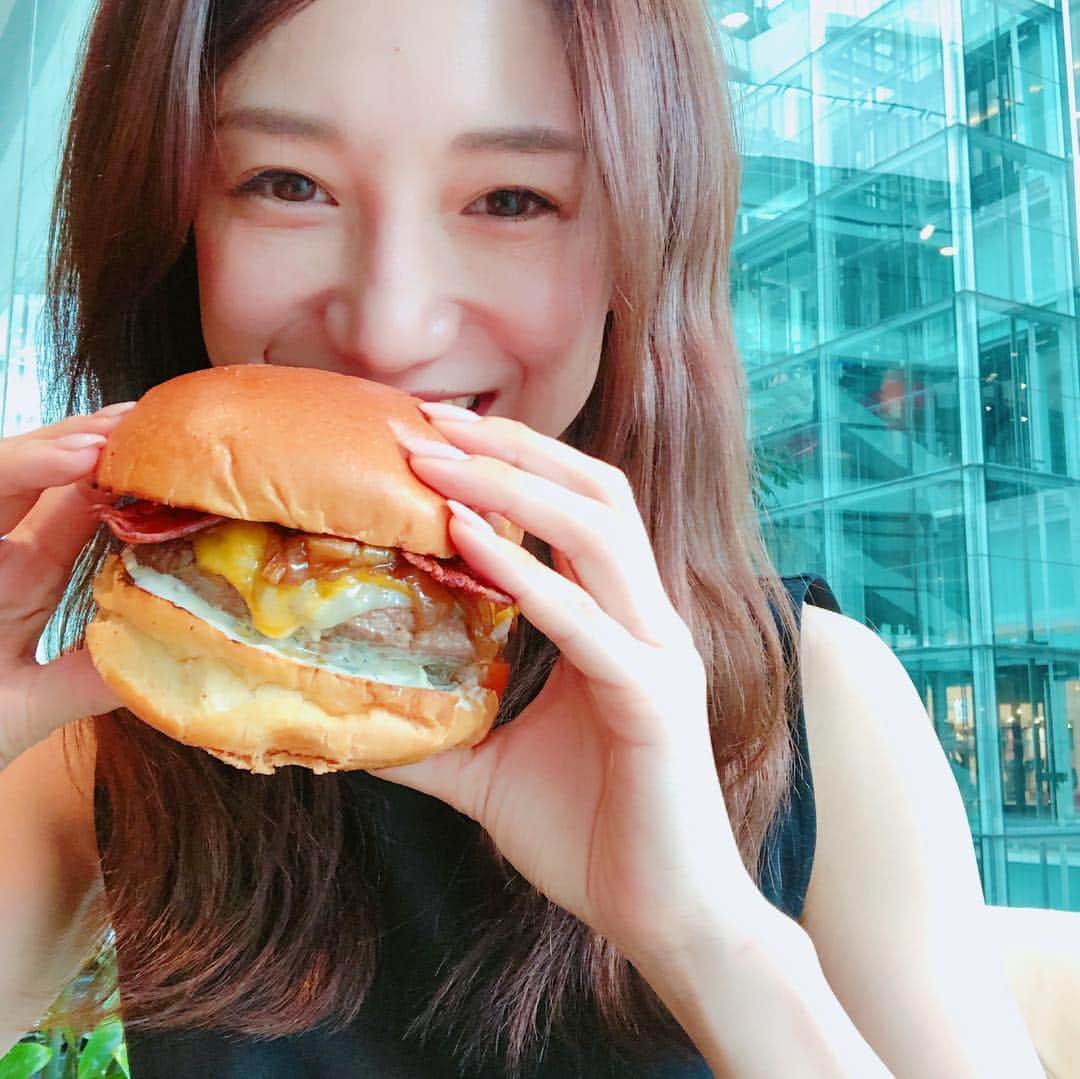 森川侑美さんのインスタグラム写真 - (森川侑美Instagram)「最近ハンバーガーが好き🍔 かぶりつく瞬間 幸せ〜〜☺️ . アメリカ行った時はみんな朝からハンバーガー食べてて 私は無理〜と思ったけど今では食べれそう😋☀️🍔 . #日曜日#ランチ#ハンバーガー#好き #sunday#lunch#hamburger」10月21日 12時22分 - yumi.morikawa322