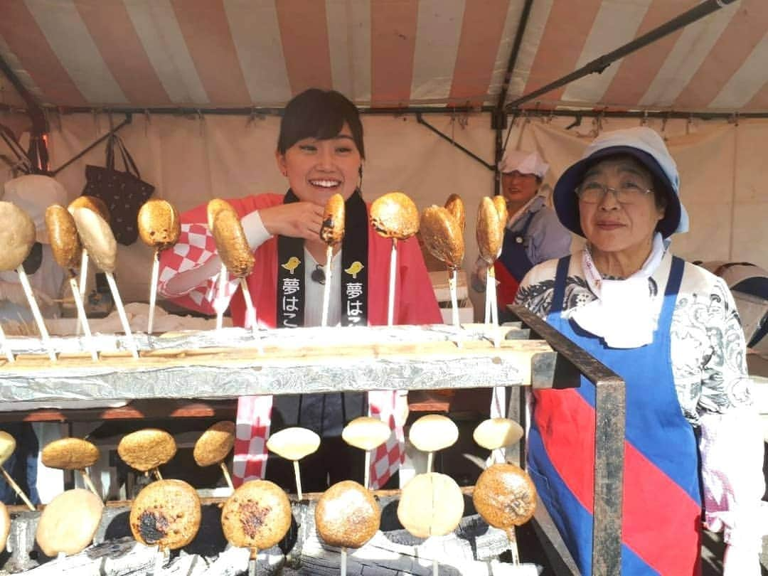 服部未佳さんのインスタグラム写真 - (服部未佳Instagram)「昨日のハッピィ生中継は、JA十和田おいらせ本店で開かれている「JA収穫祭」の様子をお伝えしました！ この丸いものは…女性部の皆さんによる「そばもち」！エゴマのたれがおいしかったです😋 ご紹介した、スペアリブにきりたんぽ、馬肉鍋の他にも 長芋と米粉のベビーカステラや、リンゴ以外何も入っていない完全100%のジュース、もっちもちの焼きそば、トムベジの試食まで…おいしいグルメ盛りだくさんで書ききれまへん😱 お得すぎる野菜詰め放題など楽しい企画も😆 収穫祭、今日も開催されています✨ #JA収穫祭 #十和田市 #JA十和田おいらせ #トムベジ #奥入瀬ガーリックポーク #まっしぐら #ハッピィ #夢はここから生放送ハッピィ」10月21日 12時18分 - mikahattori_aba