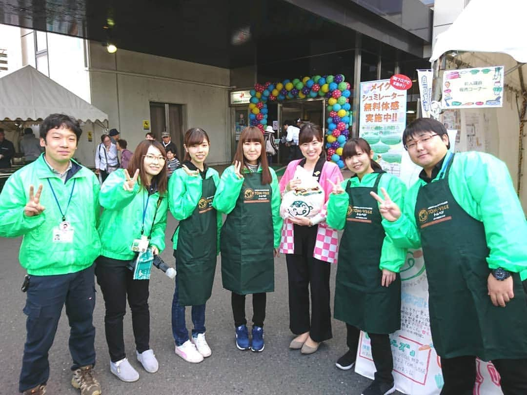 服部未佳さんのインスタグラム写真 - (服部未佳Instagram)「昨日のハッピィ生中継は、JA十和田おいらせ本店で開かれている「JA収穫祭」の様子をお伝えしました！ この丸いものは…女性部の皆さんによる「そばもち」！エゴマのたれがおいしかったです😋 ご紹介した、スペアリブにきりたんぽ、馬肉鍋の他にも 長芋と米粉のベビーカステラや、リンゴ以外何も入っていない完全100%のジュース、もっちもちの焼きそば、トムベジの試食まで…おいしいグルメ盛りだくさんで書ききれまへん😱 お得すぎる野菜詰め放題など楽しい企画も😆 収穫祭、今日も開催されています✨ #JA収穫祭 #十和田市 #JA十和田おいらせ #トムベジ #奥入瀬ガーリックポーク #まっしぐら #ハッピィ #夢はここから生放送ハッピィ」10月21日 12時18分 - mikahattori_aba