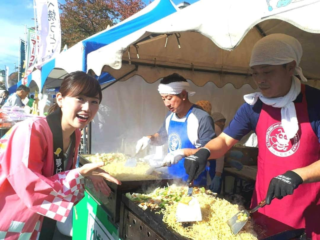 服部未佳さんのインスタグラム写真 - (服部未佳Instagram)「昨日のハッピィ生中継は、JA十和田おいらせ本店で開かれている「JA収穫祭」の様子をお伝えしました！ この丸いものは…女性部の皆さんによる「そばもち」！エゴマのたれがおいしかったです😋 ご紹介した、スペアリブにきりたんぽ、馬肉鍋の他にも 長芋と米粉のベビーカステラや、リンゴ以外何も入っていない完全100%のジュース、もっちもちの焼きそば、トムベジの試食まで…おいしいグルメ盛りだくさんで書ききれまへん😱 お得すぎる野菜詰め放題など楽しい企画も😆 収穫祭、今日も開催されています✨ #JA収穫祭 #十和田市 #JA十和田おいらせ #トムベジ #奥入瀬ガーリックポーク #まっしぐら #ハッピィ #夢はここから生放送ハッピィ」10月21日 12時18分 - mikahattori_aba