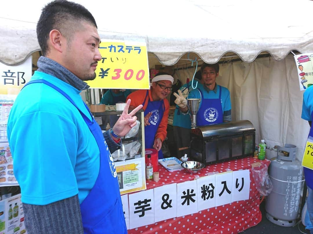 服部未佳さんのインスタグラム写真 - (服部未佳Instagram)「昨日のハッピィ生中継は、JA十和田おいらせ本店で開かれている「JA収穫祭」の様子をお伝えしました！ この丸いものは…女性部の皆さんによる「そばもち」！エゴマのたれがおいしかったです😋 ご紹介した、スペアリブにきりたんぽ、馬肉鍋の他にも 長芋と米粉のベビーカステラや、リンゴ以外何も入っていない完全100%のジュース、もっちもちの焼きそば、トムベジの試食まで…おいしいグルメ盛りだくさんで書ききれまへん😱 お得すぎる野菜詰め放題など楽しい企画も😆 収穫祭、今日も開催されています✨ #JA収穫祭 #十和田市 #JA十和田おいらせ #トムベジ #奥入瀬ガーリックポーク #まっしぐら #ハッピィ #夢はここから生放送ハッピィ」10月21日 12時18分 - mikahattori_aba