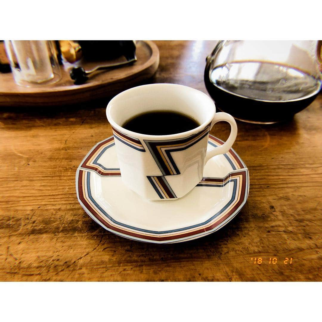 大田由香梨さんのインスタグラム写真 - (大田由香梨Instagram)「Sunday Afternoon ☕️ 友人から貰った @stumptowncoffee のお豆 は 燕三条で購入した島倉堂のコーヒー豆入れに^ ^ この器になってから、コーヒーを淹れる時間がとっても贅沢で癒しの時間になりました♡ とってもお気に入り♡ カップアンドソーサーは友人の珈琲のマスターから昔、譲って貰った日本のメーカーのデットストックやLAPAZで器のPOPUPを開催したときに一目惚れした有田焼。 その日の気分に合わせて♡ なんだか贅沢だな〜こういう時間が愛おしく感じるようになって、自分も少しは大人になってきたのかな。(笑)  #Stumptown #島倉堂 #CoffeeTime #AritaCeramics #cupandsaucervintage」10月21日 12時35分 - otayukari