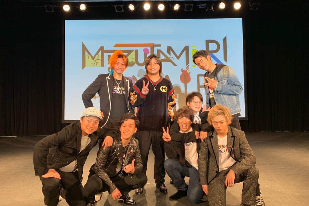 としみつのインスタグラム：「第1回水溜りオンエアin名古屋ダイアモンドホール ご来場くださった皆様ありがとうございました！  名古屋で最高にエンターテイメント。同世代でこんな素晴らしい人間と、一緒に馬鹿出来ることに幸せを感じます！  ドレスコードは『黒を基調とした高価な布とシルバーアクセサリー』でした。頭悪くて良いと思います。  第2回は…」