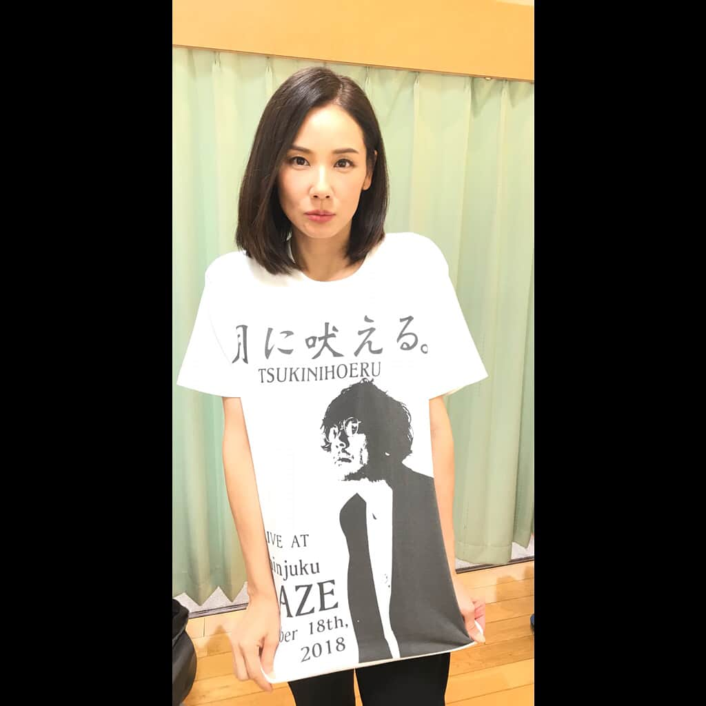 吉田羊さんのインスタグラム写真 - (吉田羊Instagram)「なおT 第二弾。 #大森南朋Tシャツまたもろた #パイセンあとーんす #11/18がライヴだってよ #サイズぴったり #なぜだ #欲しい人は #月に吠えるで検索」10月21日 12時51分 - yoshidayoh_official