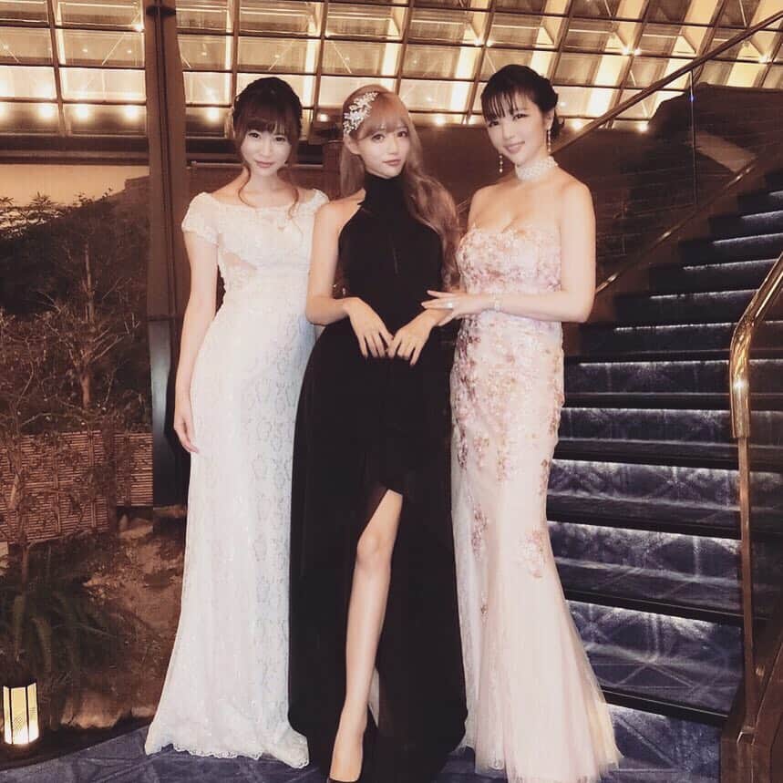 のインスタグラム：「デヴィ夫人主催のparty❤️ 皆でsugarのドレスで参加❤️👗 ロングドレスが着れるpartyって素敵っ😆❤️ #森下悠里 ちゃん @yuurimorishita  #武藤静香 ちゃん @mutoshizuka0204  #デヴィ夫人 #目黒雅叙園 #dress#ドレス  #ロングドレス」