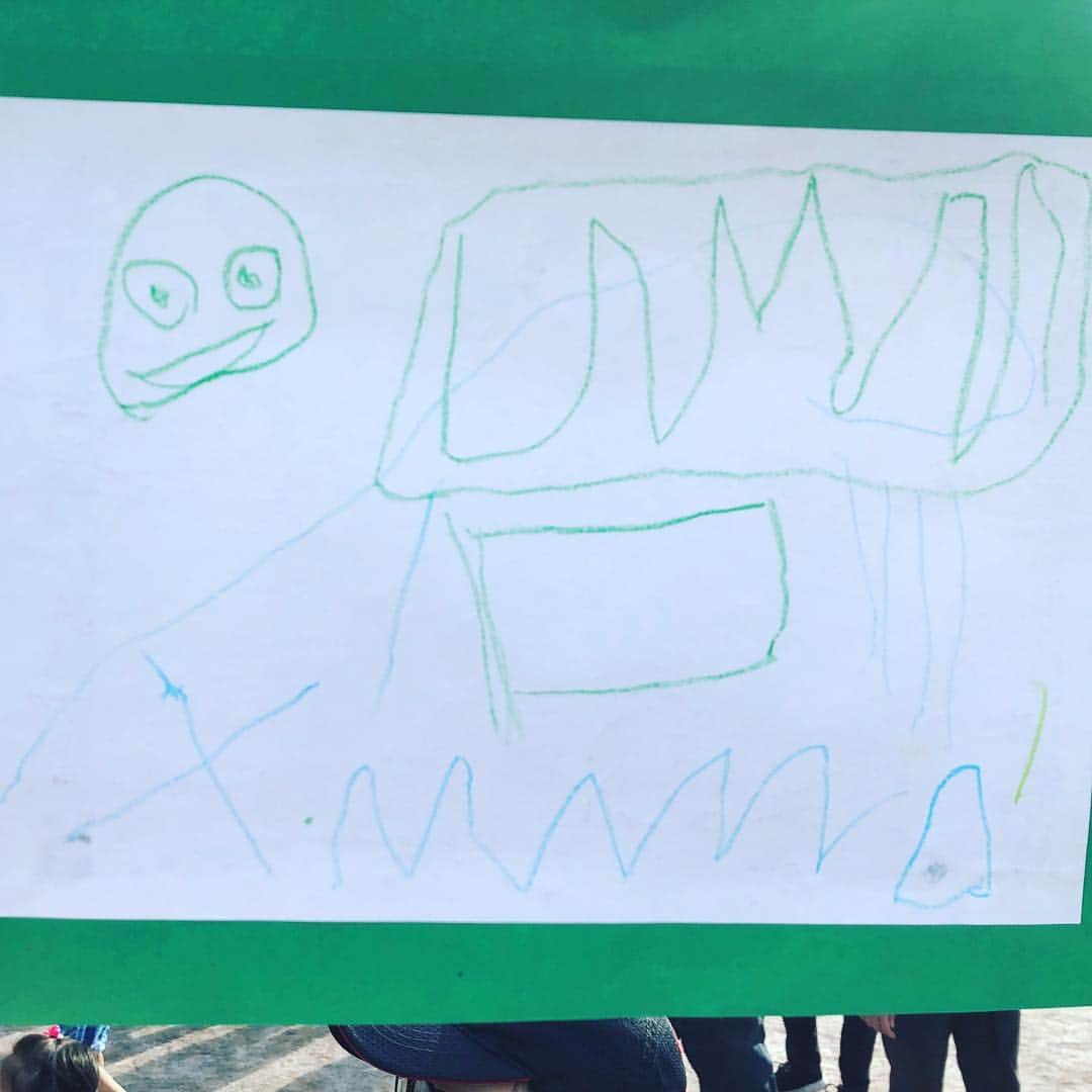 佐藤幸子のインスタグラム：「運動会に飾られた息子の絵 「折り紙とあとなんだか忘れた。顔はママ！ブスに書いた！！」ってめっちゃ笑顔で言われて泣いた  #運動会 #子供の絵 #ママはブス」