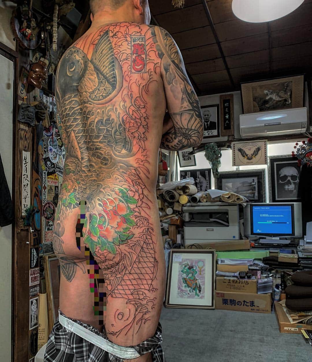 中野義仁さんのインスタグラム写真 - (中野義仁Instagram)「in progress 🙇‍♂️🙏 #H2ocean #H2oceanproteam #officialh2ocean ＃irezumi #koi #botan #inprogress #carp #nodraft #freehand #japanestatoodesign #art #artist #artistmafia #tattoos #tattooing #tattoo #tattoomag #irezumi #inK #inkdmag #tattoomagazine #tattoos_of_instagram #tattoolifemagazine #tattooenelgy #tattooinstagram #tattoomania #artistmafia #tattoocultur #tattoocomunity #tattooculturmagazine #tattooare  @gusto73 @jessyentattoo  @dennis_camsupply @yokohama_tattoo_museum @souryou @kiwamijewelry @horiyoshi3shop @taiwantattooconvention」10月21日 14時29分 - horiyoshi_3