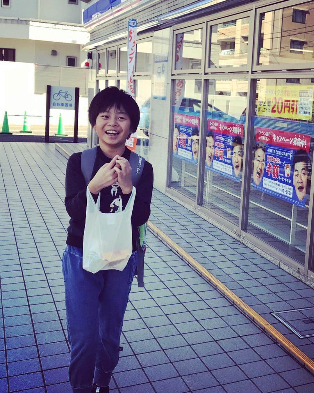 のインスタグラム：「子供達に「日本に帰ったら何したい？」と聞くと毎回必ず「卵かけ御飯を食べる事と日本のコンビニに行きたい！」と言います(*^^*) 自分で買い物をした長男、めちゃくちゃ幸せそうです！笑 日本のコンビニのクオリティの高さには毎年帰るたびに驚きます！ .. When my children go back to Japan, they alway say they want to eat raw egg on rice and go to Japanese connivence store! (*^^*) My son was so happy to go shopping himself! Lol I’m always impressed with the qualities of Japanese convenience stores!」