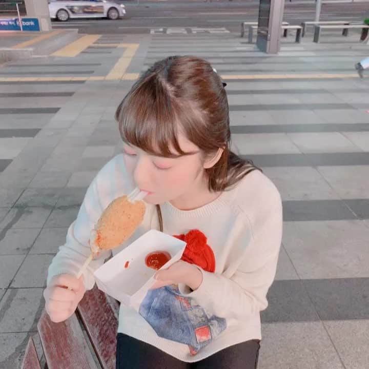 喜多川あゆのインスタグラム：「チーズホットドック🧀❤️ 韓国で一番食べたかったやつ🤣 のびーる！ #チーズホットドック #韓国 #韓国旅行」