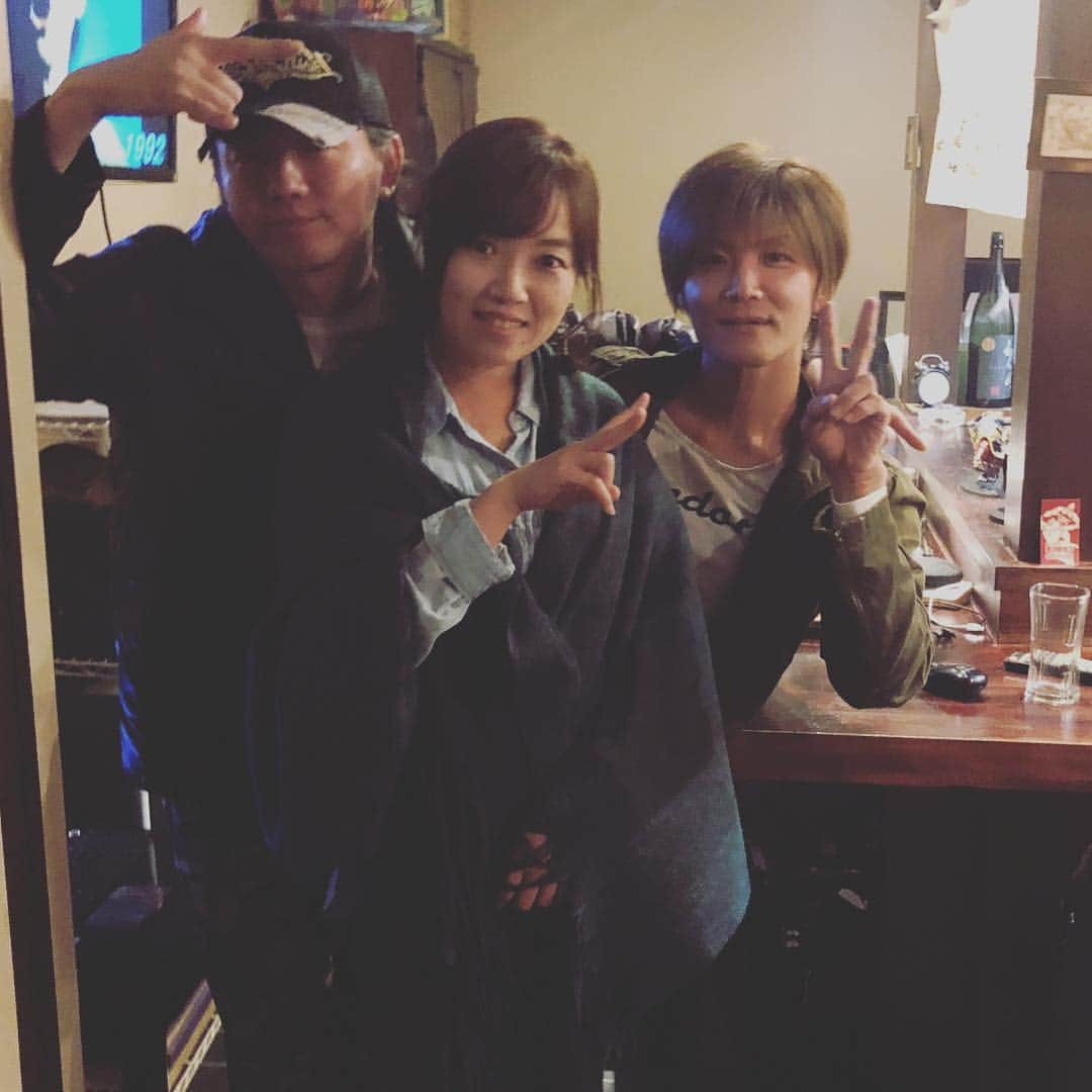 KiYOさんのインスタグラム写真 - (KiYOInstagram)「（承前） 高校時代の後輩さんが、数年前からカナダへ移住なさってて。。 しばらく大阪に帰って来てるので、関空からとっちんのお店へ🚕飛ばして無事再会🤝 超仲良しだったんよこの人😌 #勝手に厨房入って全力でおもてなしの図 . もう懐かしすぎて、ド深夜までずーっと他愛ない話をしてたんですけど、、 こういう感覚すっかり忘れてたなあ。楽しすぎた😆 会えて良かったっす。また来年ね😌 . しかし話聞いてると楽しそうねカナダ・・・ マリファナも合法化だしなあ( ´◔‸◔`) #医療大麻解禁推進派 . . (Continued from previous post) My high school junior has been living in #Canada since many years ago. Recently, she returned to Japan for a temporary amount of time, so I met up with her at Toshi's own bar. . I got into the kitchen (w/o asking owner) and tried to being #hospitable to her. . We talked far into the midnight... I completely forgot this kind of feeling. I'm really good that I could meet you😌 . By the way, Canada sounds fun...! I heard that #RecreationalMarijuana has been legalized in Canada. . I think Japan should at least discuss about removing the ban of #MadicalMarijuana🤔 . #kiyonomo」10月22日 0時54分 - kiyonomo