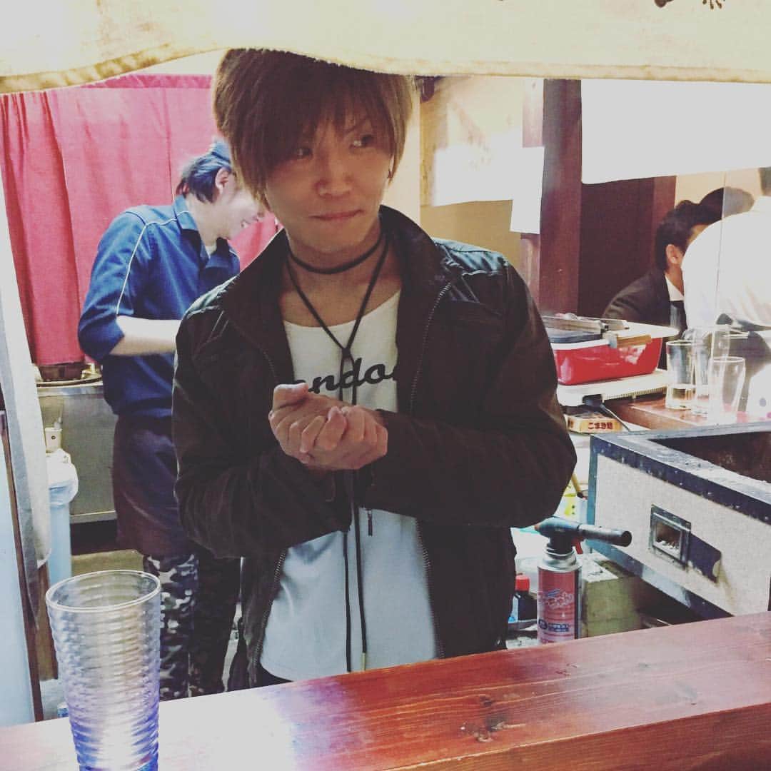 KiYOのインスタグラム：「（承前） 高校時代の後輩さんが、数年前からカナダへ移住なさってて。。 しばらく大阪に帰って来てるので、関空からとっちんのお店へ🚕飛ばして無事再会🤝 超仲良しだったんよこの人😌 #勝手に厨房入って全力でおもてなしの図 . もう懐かしすぎて、ド深夜までずーっと他愛ない話をしてたんですけど、、 こういう感覚すっかり忘れてたなあ。楽しすぎた😆 会えて良かったっす。また来年ね😌 . しかし話聞いてると楽しそうねカナダ・・・ マリファナも合法化だしなあ( ´◔‸◔`) #医療大麻解禁推進派 . . (Continued from previous post) My high school junior has been living in #Canada since many years ago. Recently, she returned to Japan for a temporary amount of time, so I met up with her at Toshi's own bar. . I got into the kitchen (w/o asking owner) and tried to being #hospitable to her. . We talked far into the midnight... I completely forgot this kind of feeling. I'm really good that I could meet you😌 . By the way, Canada sounds fun...! I heard that #RecreationalMarijuana has been legalized in Canada. . I think Japan should at least discuss about removing the ban of #MadicalMarijuana🤔 . #kiyonomo」