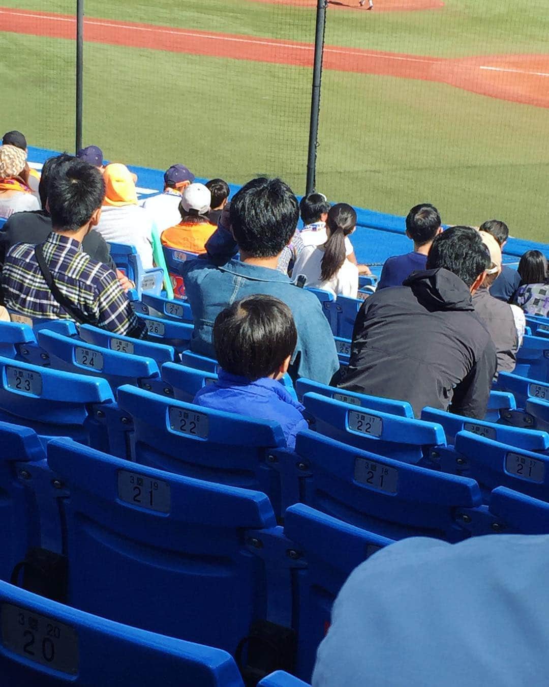 中江有里さんのインスタグラム写真 - (中江有里Instagram)「６大学野球 秋季リーグ戦を観戦しました。もちろん母校法政大学を応援。日差しが少し眩しかったですが素晴らしい観戦日和で、初めて野球を見た甥っ子は前方の席にひとり座って観戦していました。」10月22日 1時00分 - yurinbow1226