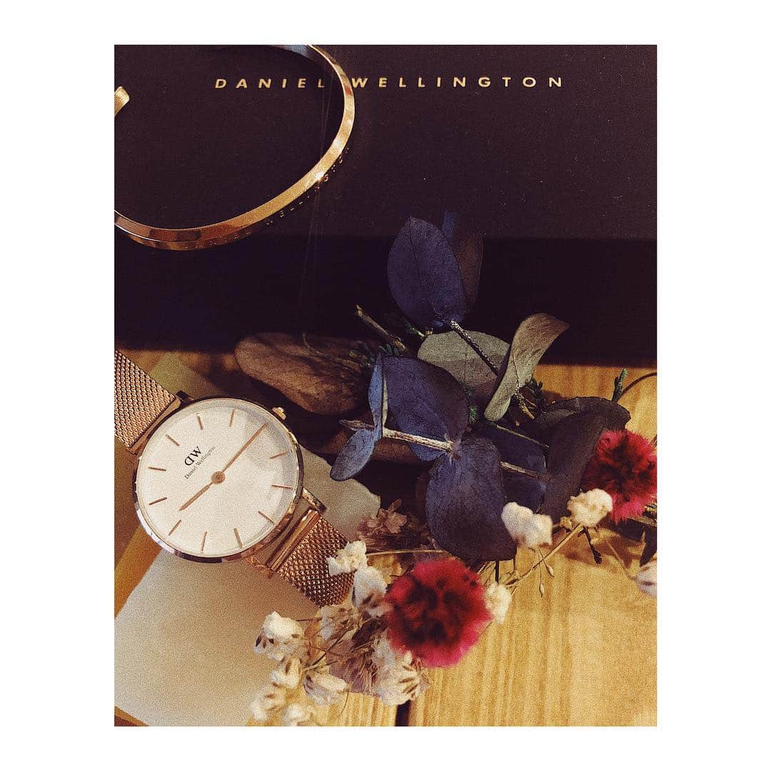 水谷望愛さんのインスタグラム写真 - (水谷望愛Instagram)「💐 ❤️ ❤️ ❤️ @danielwellington  大人っぽくて好き😍 色違いも買いたくなっちゃった🤤 誕生日やクリスマスプレゼントにもオススメだよ✨ 冬を感じる花束と素敵な時計の組み合わせとか絶対テンション上がっちゃうね💃💐 今なら１５%オフ💁🏻‍♀️ 私のサイズは28mm❤️ ベルトサイズは付属のピンで簡単に調節可能だから安心✨ 15％OFFクーポンコード→「noa」 （使用期限11/15) https://www.danielwellington.com/jp  #danielwellington#ダニエルウェリントン#pr」10月22日 1時22分 - noa0209_x_x_