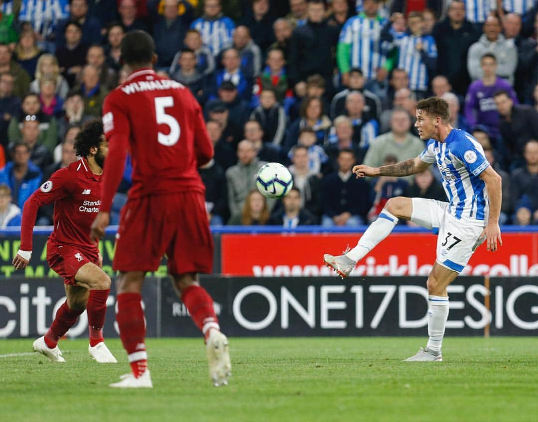 エリック・ドゥルムのインスタグラム：「Disappointed about the result yesterday but again a really good team performance ! Thanks for the great support 🙏🏻👍🏼 #terriers #htafc #37 #premierleague」