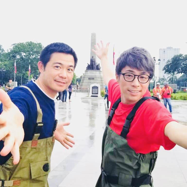 田村淳のインスタグラム：「いよいよ海外で 池の水を抜きました！ 池は宝箱^_^  #池の水ぜんぶ抜く  #池の水ぜんぶ抜く大作戦  #海外 #静岡大学 #加藤先生」