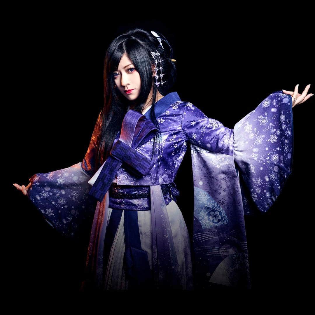 鈴華ゆう子のインスタグラム：「細雪の新しいMVがyoutubeで公開されました。発売11/14です。 細雪のピアノソロ私が弾いてる音とか、新曲も3曲入ってたり、ver有り。是非チェックしてね。 #yukosuzuhana #鈴華ゆう子#wagakkiband #和楽器バンド #細雪」