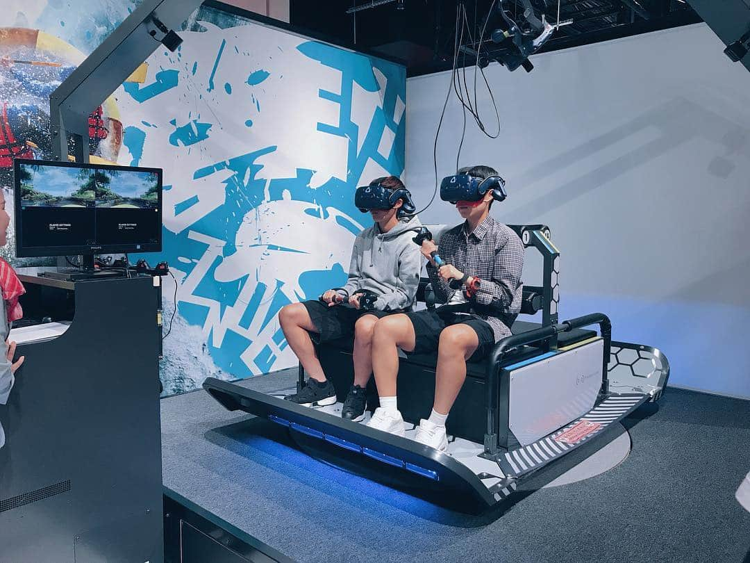 守屋都弥さんのインスタグラム写真 - (守屋都弥Instagram)「○ VR ZONE OSAKA🎮👾🕹 イェスルとしおりさん⇨「冒険川下りVR🚣🏻‍♀️」 私としおりさん⇨「ハネチャリ🚴🏻‍♀️」 楽しかったけど、、疲れた🌚  イェスルおすすめのタピオカゴンチャ 行列すぎて飲めず。 大阪の日曜日は人が多すぎました😦  今日ジャンクスポーツにしおりさんと スタンボーが出ますよ~💋 #vrzone #大阪 #ハネチャリ #三宅史織 #スタンボー華 #ジャンクスポーツ」10月21日 18時04分 - miyabimoriya__