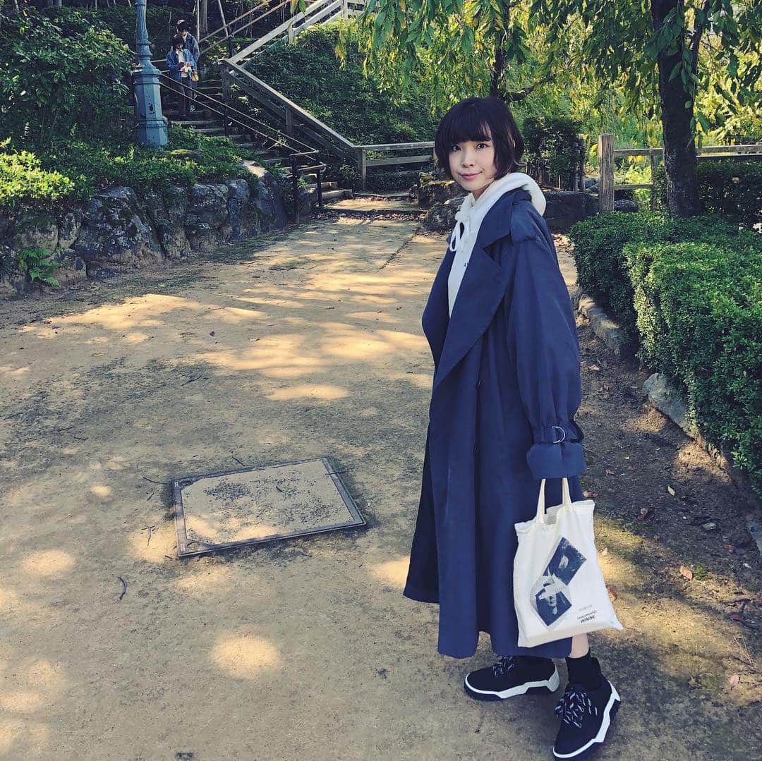 蒼山幸子さんのインスタグラム写真 - (蒼山幸子Instagram)「銀杏を踏まないように 歩くスリル。ひー。 この時期は場所によっては 散歩も命がけであります。 サヴァイブののちに 見つけた安全地帯で 思い切り羽を伸ばす様子。🕊」10月21日 19時26分 - sachiko_aoyama