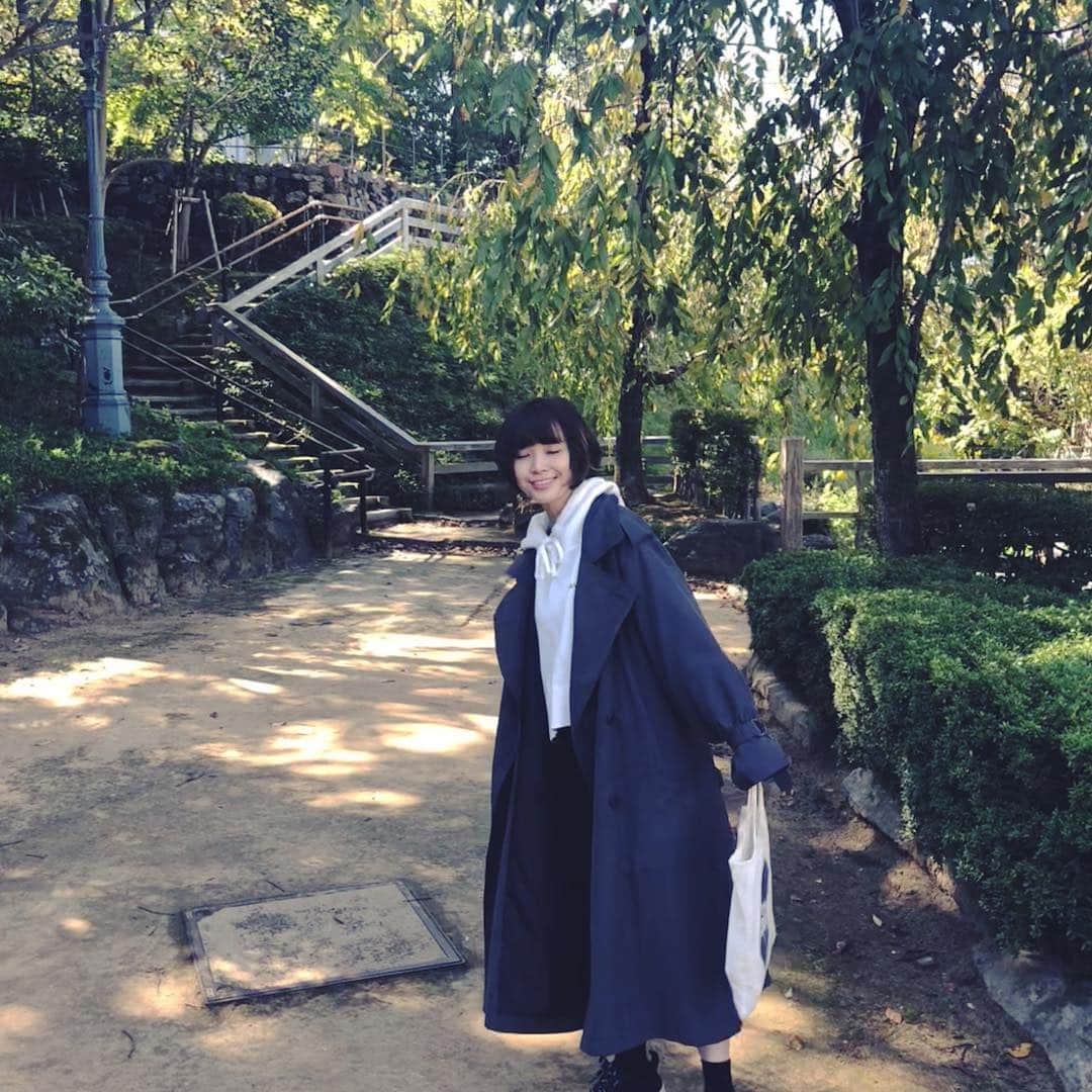 蒼山幸子さんのインスタグラム写真 - (蒼山幸子Instagram)「銀杏を踏まないように 歩くスリル。ひー。 この時期は場所によっては 散歩も命がけであります。 サヴァイブののちに 見つけた安全地帯で 思い切り羽を伸ばす様子。🕊」10月21日 19時26分 - sachiko_aoyama
