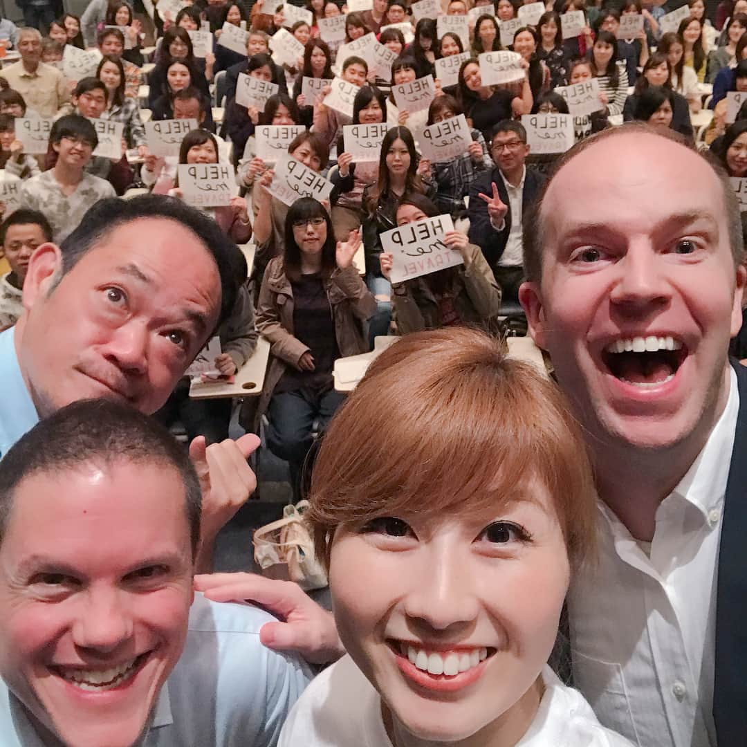 吉田ちかさんのインスタグラム写真 - (吉田ちかInstagram)「A huge thanks to everyone who came out to our HELP me TRAVEL event yesterday! and to all those who participated online through our live stream! It was our biggest event yet and we might have gone a little overboard with the activities lol but hopefully you guys enjoyed it as much as we did!! ﻿ ﻿ 昨日のイベントに参加してくださったみなさん、生配信で見てくださったみんさん、本当にありがとうございました！バイリンガール史上最大イベントということで、ちょっと張り切りすぎてアクティビティなど、かなり盛りだくさんだったかもしれませんが😅 楽しんでもらえたでしょうか？？ 沢山のお手紙、写真のタグ、ありがとうございます❤️ ﻿ ﻿ 今回参加できなかったみなさん、これからも沢山イベントを企画しますね☆ 先月台風で中止になってしまったイベントに当選されていて、昨日のイベントには都合が合わず参加できなかったみなさんには、昨日のイベントでスタンプラリーのprizeとなっていた HELP me TRAVELのBoarding Passをお送りします（直筆サイン入り！←私のサインなんている？！）来月末あたりになってしまうかと思いますが、よかったら受け取ってください💕﻿ ﻿ イベントってあっという間に終わってしまいますが、それまでの企画や準備は本当に大変で、毎回色んな方にご協力いただいて形になっています。9月30日の楽天さんでのイベントが中止になってしまい、延期開催がないと判断された時、自分たちで何かをしないといけないと思いました。そんな中、実業之日本社さんが代わりのイベントを一緒に主催してくださると仰ってくれました。昨日は、休日にも関わらず15人の社員の方が手伝いに駆けつけてくださり、イベントがスムーズに回るようにサポートしてくださいました。こんな素敵な出版社さんと今年２冊も書籍を出すことができて本当に嬉しく思っています。﻿ ﻿ イベントの様々なアクティビティに協力してくださったみなさんにも心から感謝！﻿ バイリンガルMCのアリー、デザイナーの花城さん、バイリンガルの即興コメディグループ Pirates of Tokyo Bayのみなさん、シアトルのスタバで出会ったBryceと友達のKai君、昔からイベントのお手伝いをしれくださっているちか友のみなさん、公私にわたりサポートしてくれる水野さん、ツーショット写真を撮影してくださったカメラマンさん、イベントの様子を撮影してくださったCaori さん、ちか友留学生活のMasashi, Haruna, Maho, Miri, Chisei, & special guest Paris、朝から晩まで本当にありがとう!! You guys were so awesome! We couldn’t have done this without you! ﻿ ﻿ 使用させて頂いた会場、多摩情報教育センターのスタッフのみなさんもとっても親切で素敵なイベントになりました！！ありがとうございました！﻿ 最後に、私と同じようにちか友を大切にしてくれるおさるさんには日々感謝💕 いつもいい子にしてくれているプリン、昨日もありがとうね🍮❤️ ﻿ #helpmetravel #chikatomo ﻿」10月21日 19時29分 - bilingirl_chika