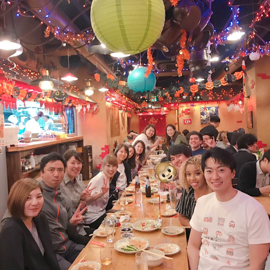 吉田ちかさんのインスタグラム写真 - (吉田ちかInstagram)「A huge thanks to everyone who came out to our HELP me TRAVEL event yesterday! and to all those who participated online through our live stream! It was our biggest event yet and we might have gone a little overboard with the activities lol but hopefully you guys enjoyed it as much as we did!! ﻿ ﻿ 昨日のイベントに参加してくださったみなさん、生配信で見てくださったみんさん、本当にありがとうございました！バイリンガール史上最大イベントということで、ちょっと張り切りすぎてアクティビティなど、かなり盛りだくさんだったかもしれませんが😅 楽しんでもらえたでしょうか？？ 沢山のお手紙、写真のタグ、ありがとうございます❤️ ﻿ ﻿ 今回参加できなかったみなさん、これからも沢山イベントを企画しますね☆ 先月台風で中止になってしまったイベントに当選されていて、昨日のイベントには都合が合わず参加できなかったみなさんには、昨日のイベントでスタンプラリーのprizeとなっていた HELP me TRAVELのBoarding Passをお送りします（直筆サイン入り！←私のサインなんている？！）来月末あたりになってしまうかと思いますが、よかったら受け取ってください💕﻿ ﻿ イベントってあっという間に終わってしまいますが、それまでの企画や準備は本当に大変で、毎回色んな方にご協力いただいて形になっています。9月30日の楽天さんでのイベントが中止になってしまい、延期開催がないと判断された時、自分たちで何かをしないといけないと思いました。そんな中、実業之日本社さんが代わりのイベントを一緒に主催してくださると仰ってくれました。昨日は、休日にも関わらず15人の社員の方が手伝いに駆けつけてくださり、イベントがスムーズに回るようにサポートしてくださいました。こんな素敵な出版社さんと今年２冊も書籍を出すことができて本当に嬉しく思っています。﻿ ﻿ イベントの様々なアクティビティに協力してくださったみなさんにも心から感謝！﻿ バイリンガルMCのアリー、デザイナーの花城さん、バイリンガルの即興コメディグループ Pirates of Tokyo Bayのみなさん、シアトルのスタバで出会ったBryceと友達のKai君、昔からイベントのお手伝いをしれくださっているちか友のみなさん、公私にわたりサポートしてくれる水野さん、ツーショット写真を撮影してくださったカメラマンさん、イベントの様子を撮影してくださったCaori さん、ちか友留学生活のMasashi, Haruna, Maho, Miri, Chisei, & special guest Paris、朝から晩まで本当にありがとう!! You guys were so awesome! We couldn’t have done this without you! ﻿ ﻿ 使用させて頂いた会場、多摩情報教育センターのスタッフのみなさんもとっても親切で素敵なイベントになりました！！ありがとうございました！﻿ 最後に、私と同じようにちか友を大切にしてくれるおさるさんには日々感謝💕 いつもいい子にしてくれているプリン、昨日もありがとうね🍮❤️ ﻿ #helpmetravel #chikatomo ﻿」10月21日 19時29分 - bilingirl_chika