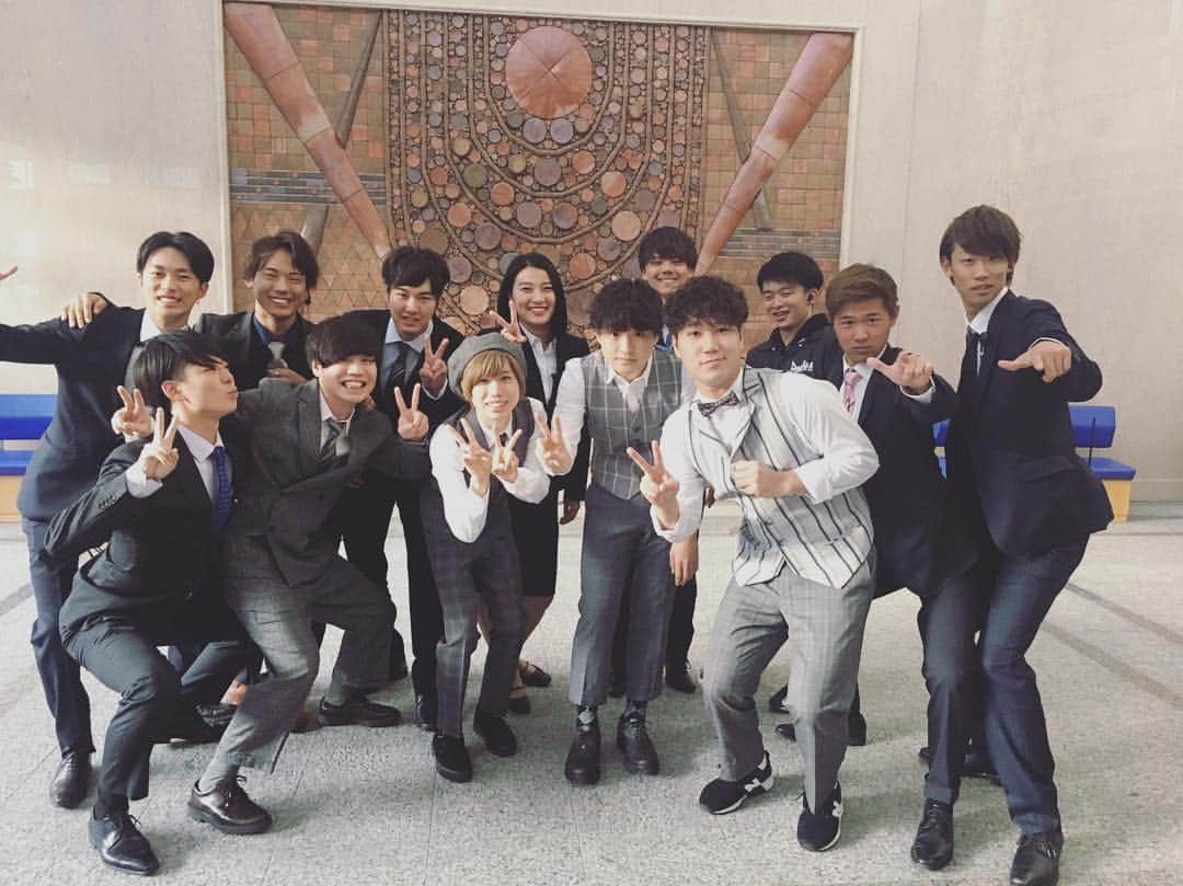 のインスタグラム：「広島 経大祭！  @satoshi_higedan @daisuke_higedan  @macoskitchen @matsu_higedan  #経大祭 #楢崎臨戦態勢 #ヒヒラ #レミショ #Official髭男dism #髭男 #ヒゲダン #StandByYou」