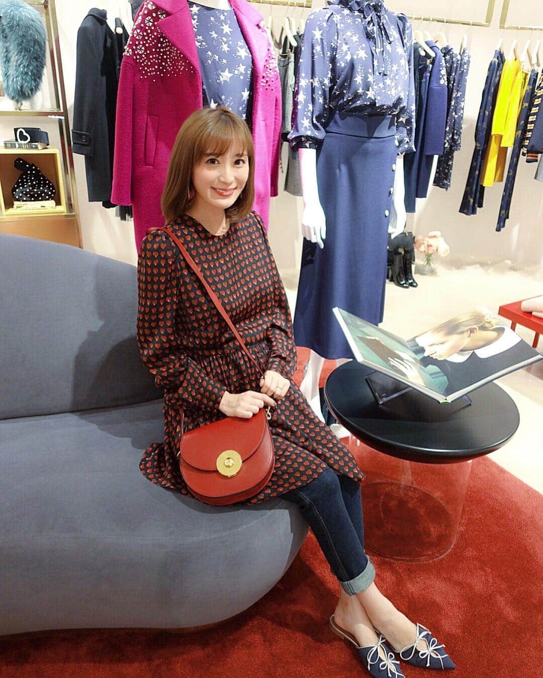 小林真由のインスタグラム：「⋆ ⋆ お買い物day🧣💛 秋冬物って本当に可愛い..❄︎ どれもこれも欲しくなりながら 産後の事をなかなか想像出来ず 悩んで帰ってきました😂💓 やっと涼しくなってきて楽しいな〜 #tarajarmon #fashion #ginzasix  #タラジャーモン  #ファッション #秋服 #マタニティライフ」