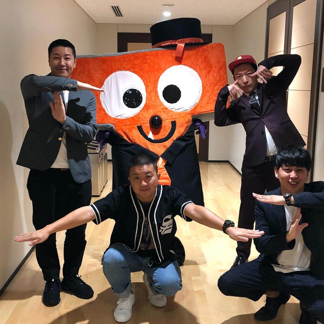 長田庄平のインスタグラム：「拓殖大学のTありました！ #タッピー #TT兄弟 #チョコレートプラネット #ニューヨーク」