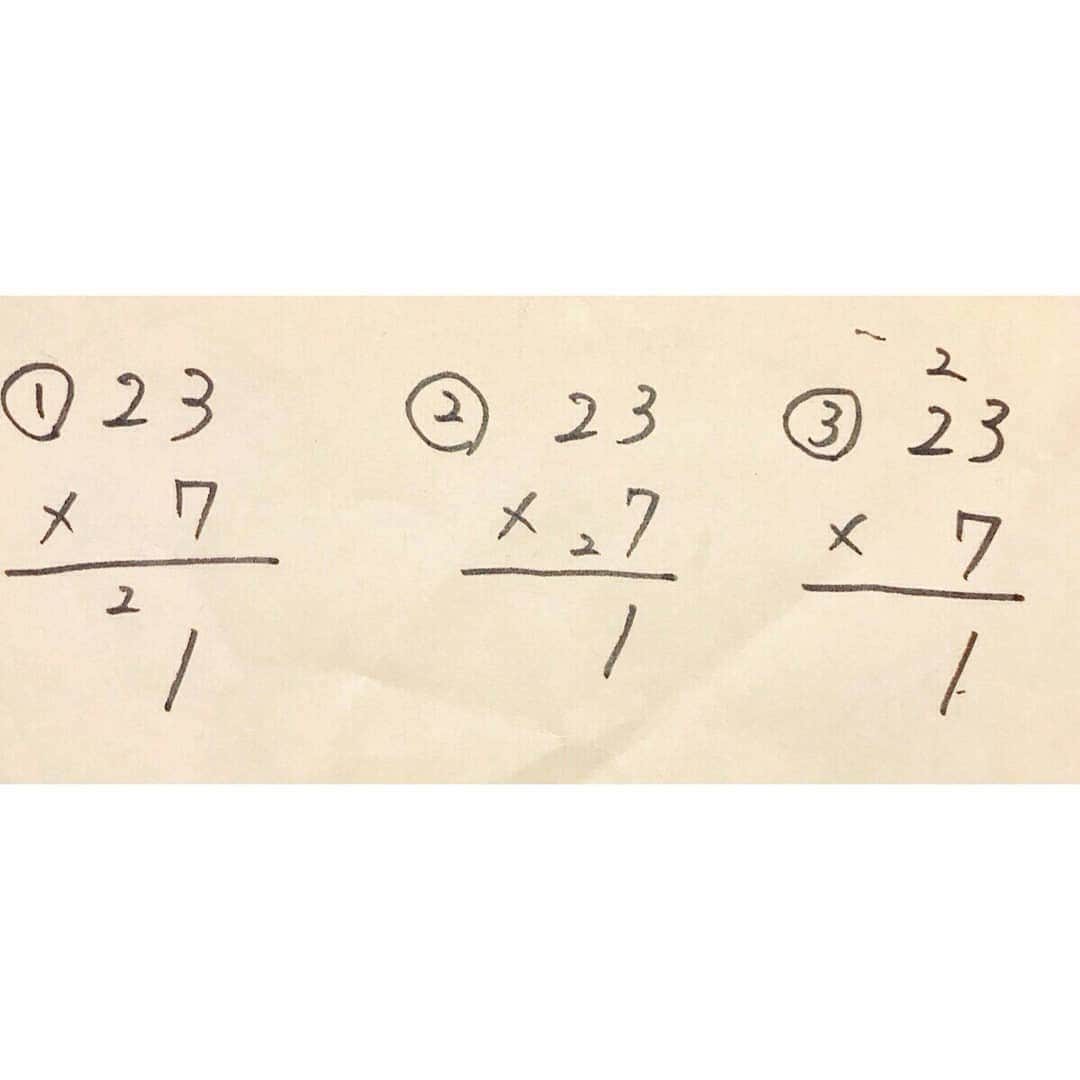 授業準備ならフォレスタネットさんのインスタグラム写真 - (授業準備ならフォレスタネットInstagram)「✏筆算の繰り上がりの書き方はどれが正しい！？📐 筆算を教えるときに迷うことがあります。 【繰り上がりの書く場所や書くときのルール】 です。 . 例えば ６９＋１８という問題を筆算でやります。 １の位の９＋８の筆算で解くときに、あなたはどの繰り上がりの書き方を指導しますか？ . （写真参照１枚目） ①筆算の線の下 ②筆算の線の上 ③一番上 . 主に３つのやり方があると思います。 もう一つ例えば ２３×７という問題を筆算でやります。 １のくらいの３×７を筆算で解くときにあなたはどう書かせますか？ . （写真参照２枚目） ①筆算の線の下 ②筆算の線の上 ③一番上 . 僕はどちらも、、、、、 . つづきはこちらから(o^^o) @forestanet ご登録後「二川」で先生検索🔎 . #フォレスタネット にはすぐに使える#チェックリスト や#ワークシート 、#エクセル表 も満載😍 もちろんダウンロード#無料 👍 . #教材 #先生 #教師 #小学校 #小学校の先生 #教員採用試験 #教採 #勉強垢 #学習指導要領 #教育実習 #teachers #仕事術 #板書 #フォレスタネット授業実践 #初任者 #算数 #筆算 #書き方」10月21日 19時51分 - forestanet
