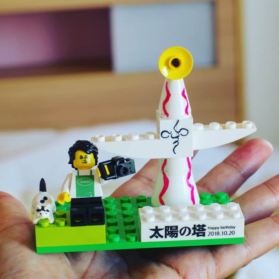 Kachimo Yoshimatsuさんのインスタグラム写真 - (Kachimo YoshimatsuInstagram)「太陽の塔に入る前に三女ももたいぽん 夫妻にプレゼントされたLEGO太陽の塔。 文字やココシバエプロン、私の顔はデカール。ヨウカンさんまでいる(^^) #LEGO #太陽の塔 #還暦 #誕生日 #大阪旅行」10月21日 19時51分 - kachimo
