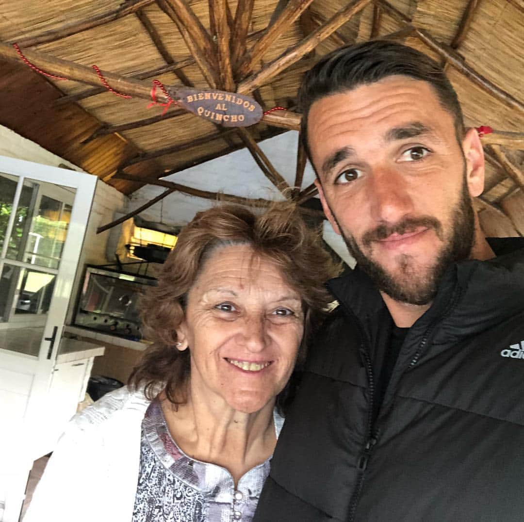 のインスタグラム：「FELIZ DÍA A LAS MADRES DE MI VIDA .....LAS AMO❤️❤️❤️❤️」