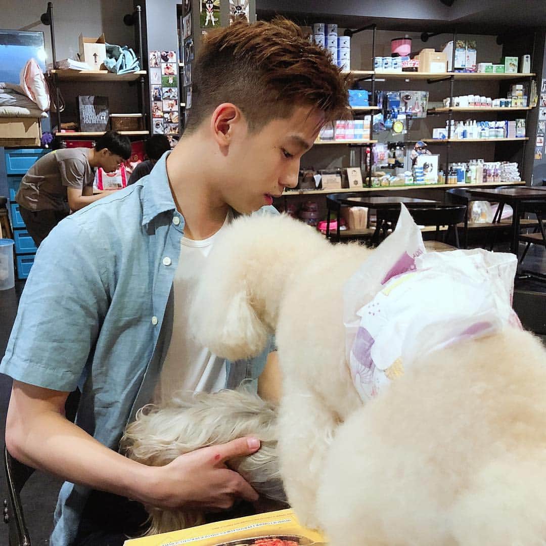 周凱翔のインスタグラム：「Ready for a new week?  Oh well I am not...🤣🤣 . . . . . . . #weekendoversoon #backtoreality」