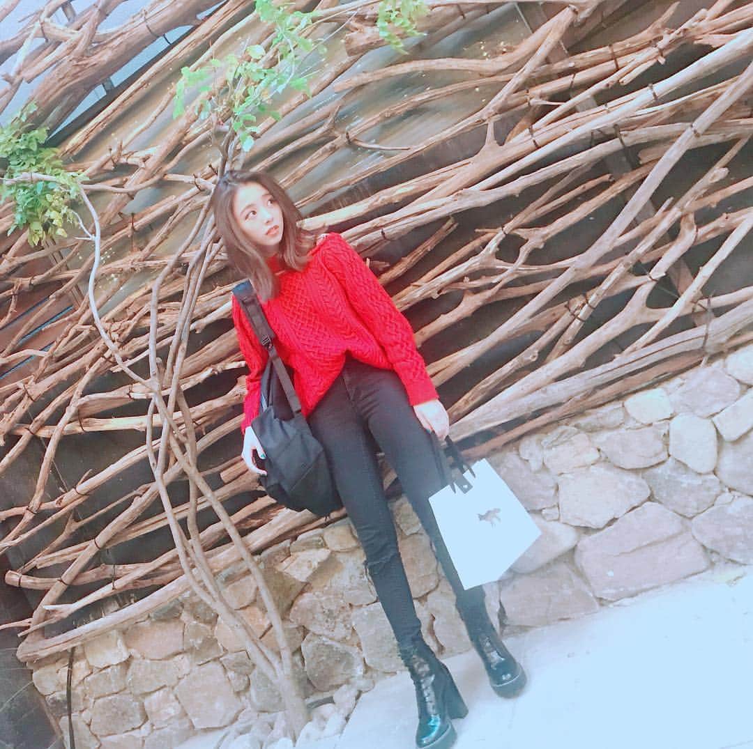 のインスタグラム：「アイスカフェラテ〜 赤ニット黒パン❤︎ おやすみなさい😴… #真洋 #MAHIRO #마히로 #mesonkitsune」