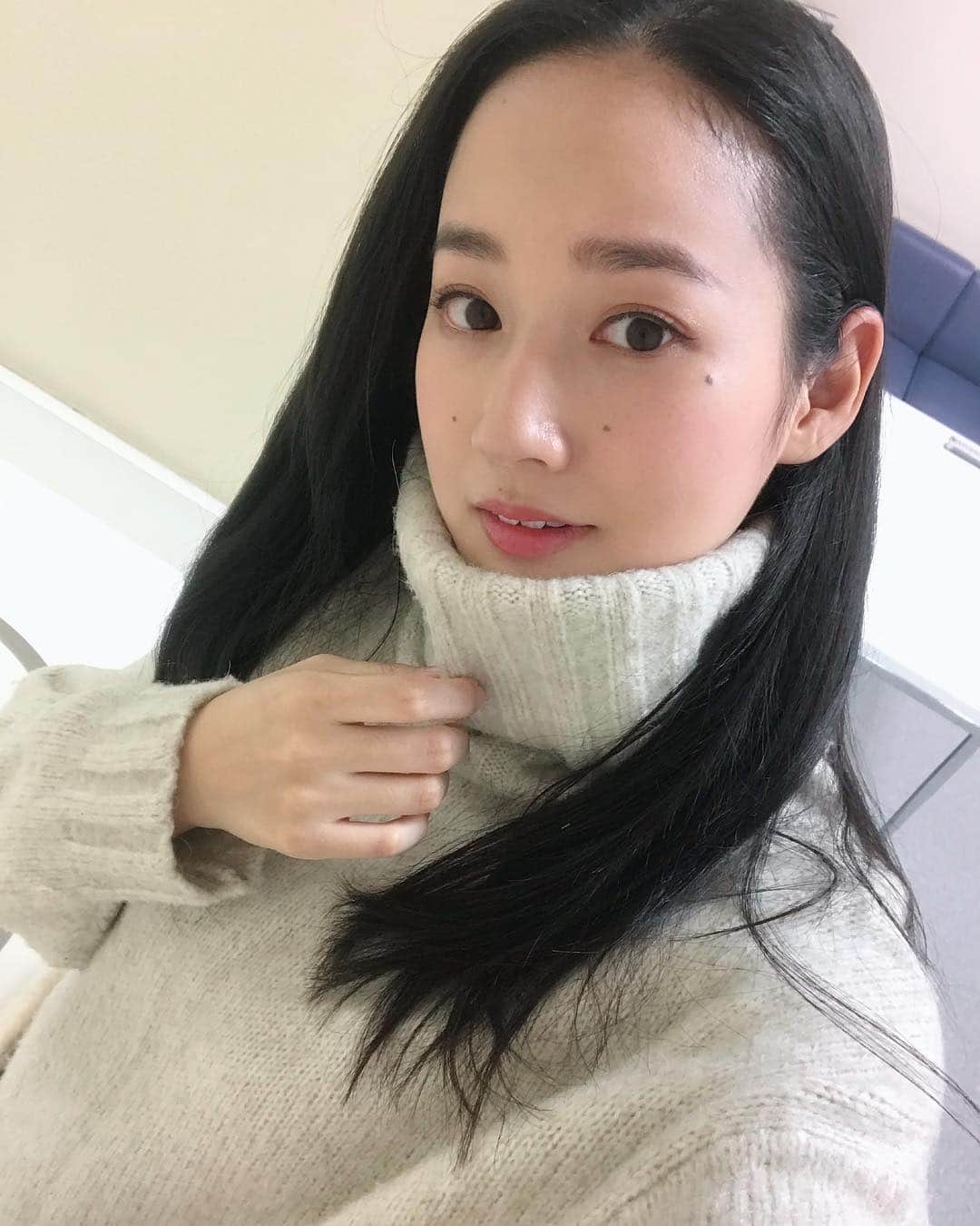 高嶋香帆のインスタグラム：「ニットの時期ですな☺️💓 . 収録が終わりまして、 お家帰ります🏠 . 明日も頑張るぞー！！ 皆さま素敵な夜を💓 . #外歩く時は丁度いいけど #電車ではまだあちぃぜニット #ニットコーデ #followｍe #asiangirls #japanesegirl」