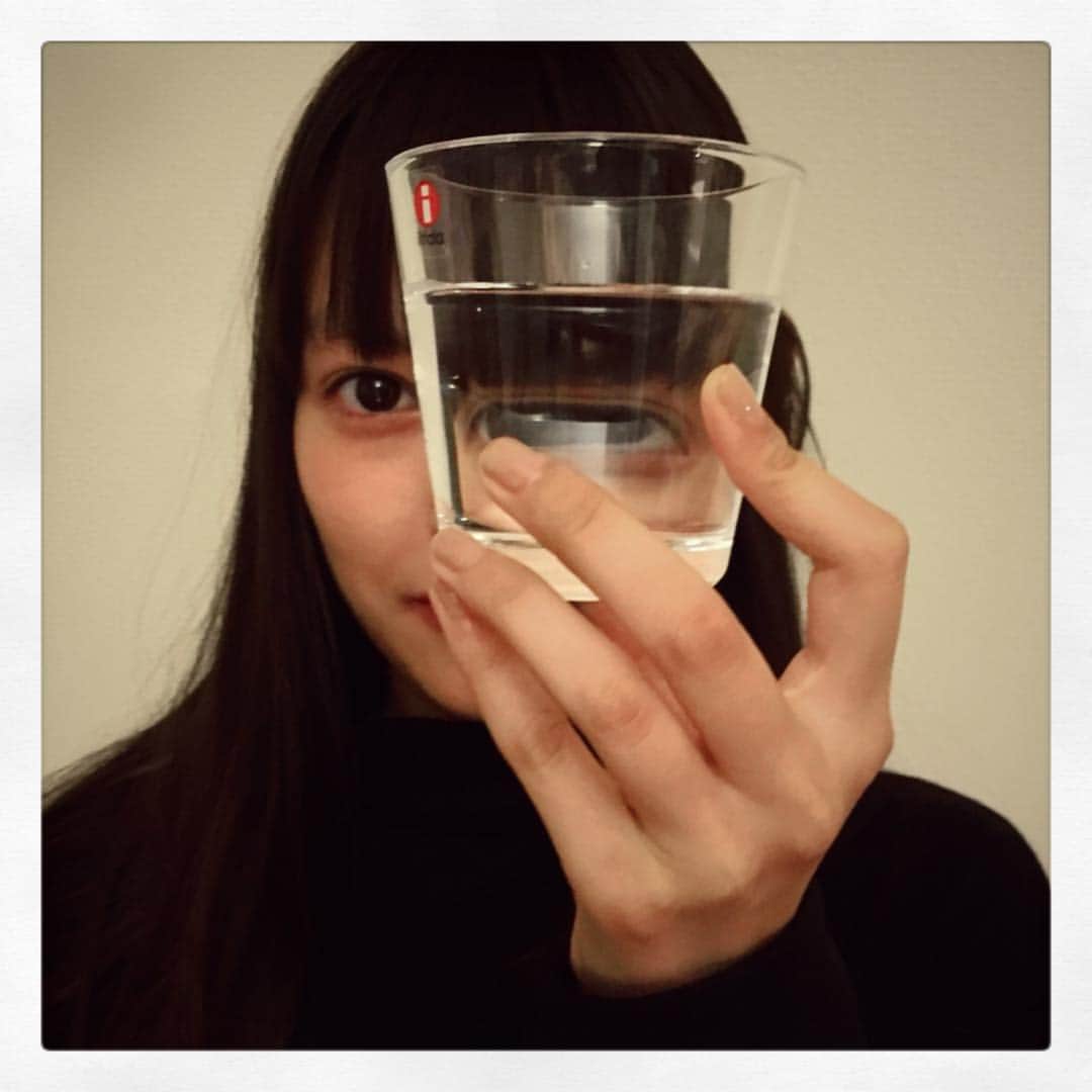 夏子さんのインスタグラム写真 - (夏子Instagram)「水越しに見ると左右反転になるって、 理科で習ったらしいです。私は今日知りました。」10月21日 21時57分 - natsuko93_official