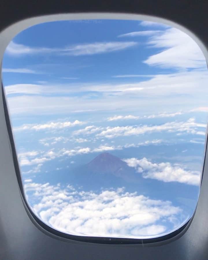 harunaのインスタグラム：「初めて飛行機から富士山見れて感動🗻🇯🇵 やっぱでっかーーい！！ いつか飛行機からUFOとか見れると信じてる。。笑」