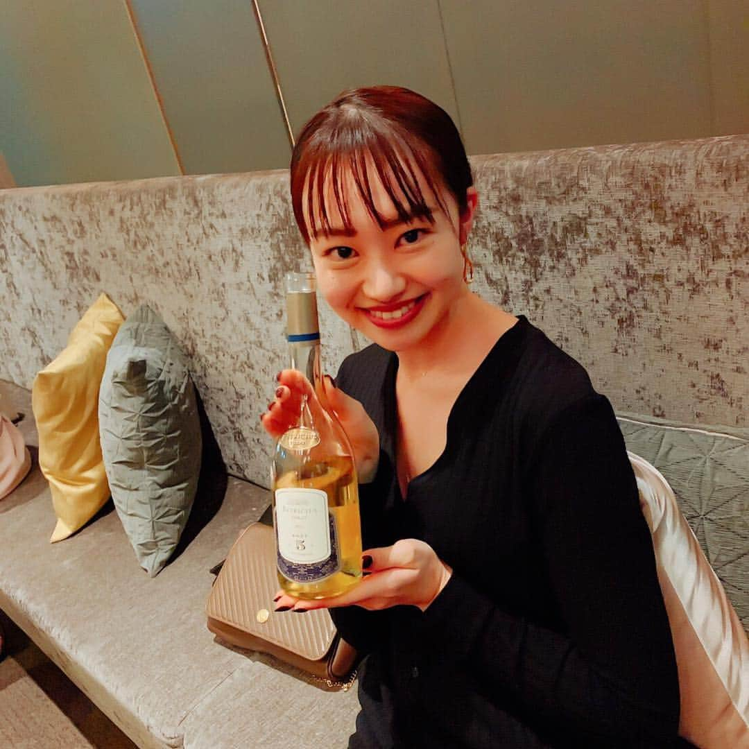 舞雛かのんさんのインスタグラム写真 - (舞雛かのんInstagram)「今日は大好きな愛さん(隼 颯希さん)と食後のデザートに、マキシム・ド・パリのミルフィーユが頂けるお店に行きました♡. ・ 今東京宝塚劇場で公演している、「エリザベート」の台詞で出てくる、ハンガリーのトカイワインも頂きました🥂✨. ・ GINZA SIXの中の「ザ・グランラウンジ」というお店. ・ ミルフィーユもワインもとても美味しかったです♡♡. ・ #隼颯希さん#GINZA SIX#マキシム・ド・パリ#ミルフィーユ#トカイワイン#エリザベート#宝塚#美味しいものは人を幸せにする」10月21日 22時34分 - mizho_601