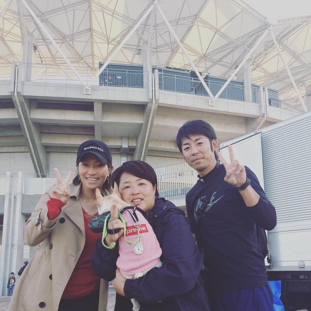 のインスタグラム：「日本リーグ最終戦。 行ってきました香川県✨ 久し振りにとっしーにも会えたよー！！ あの頃は合宿、遠征、バッピにボール拾い、道具運び…大変お世話になりました🙇‍♂️ 本日もお休みにお越しいただきありがとうございました🙇‍♀️笑 アヴィもお利口さんで頑張りました😊 ひろちゃん、今回もありがとう💕 #香川に行ったのにうどん食べてないなんて」