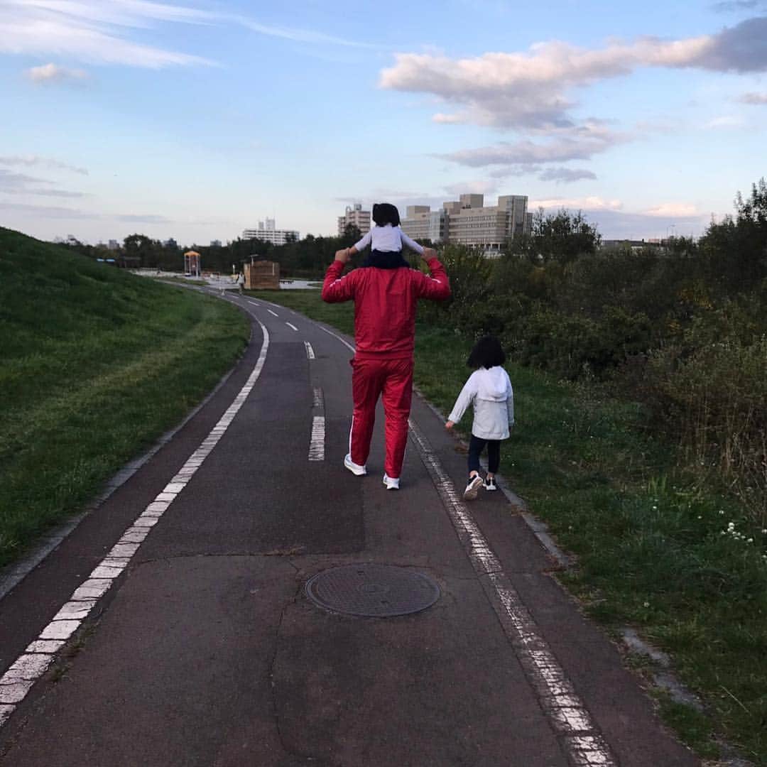 中田翔さんのインスタグラム写真 - (中田翔Instagram)「皆さん今年一年ありがとうございました！！言うのが遅くなり申し訳ありません！皆さんの応援のお陰で勇気、元気をもらいました！本当に感謝してます！最後は皆さんの期待に応える事ができず悔しい思いです！最後の最後まで頼りない４番で申し訳ありません。 また一から頑張ります！！ オフに入り家族との時間も作れなかったので子供のしたい事を優先してます！公園行って散歩したり買い物行ったりしてます！笑！ #中田翔#家族#応援#感謝」10月21日 23時19分 - shonakata_official