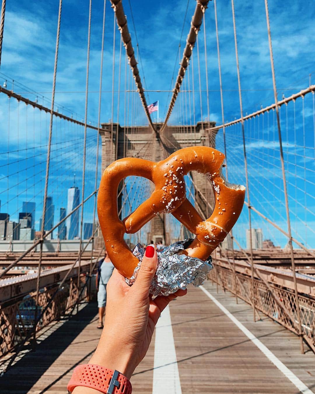 Girleatworldのインスタグラム：「🥨 in 🇺🇸🗽 Pretzels at Brooklyn Bridge in New York City. I've been wanting to visit this place ever since a follower tagged me on a photo here back in 2014. Finally got to realize that dream four years later 😌 Thanks for the inspiration @tammeeek!  This is Brooklyn Bridge, one of the oldest suspension bridge in USA that connects Brooklyn to Manhattan. It was opened 135 years ago in 1883 to accomodate commuters who worked in Manhattan but lived outside the borough.  Pretzels first made landfall in America in Philadelphia, but this style with coarse salt is a New Yorker thing.  #shotoniphone #iphonexsmax #pretzels #🥨 #newyork #brooklynbridge #🗽 #🇺🇸」