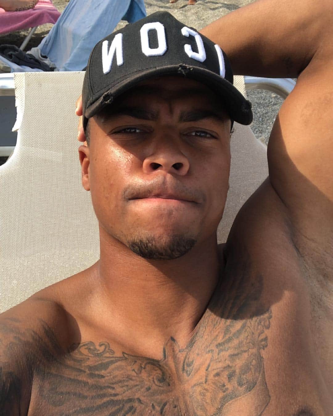 ロニー・マルコスのインスタグラム：「🤙🏽✊🏽 #teamraschoo」