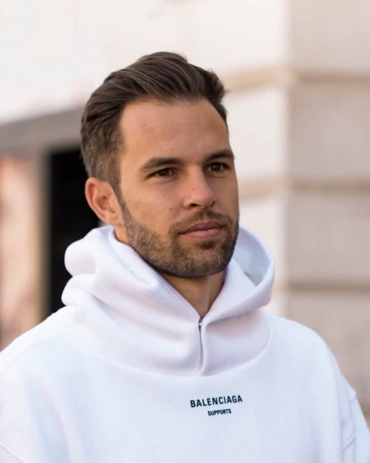 ヘスス・フェルナンデス・コラードのインスタグラム：「Just a normal day. 😎🧤⚽️💪🏼 #lifestyle」