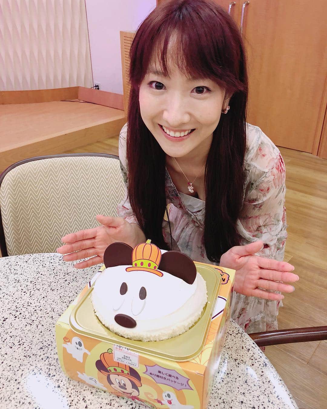 のインスタグラム：「可愛いケーキをありがとうございました🎂❤️ #お誕生日 #ilmiocompleanno #mybirthday #可愛いケーキ #ミッキーのケーキ #赤坂 #グローバルユースビューロー #リハーサル中 #thankyou #graziemille #可愛くて食べられない」