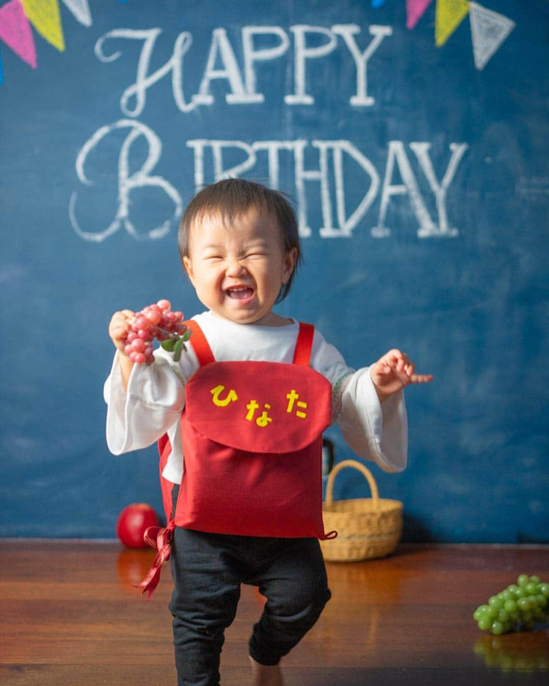 石塚祐輔のインスタグラム：「2018.10.21  陽向葵の1歳の誕生日。 天気良く…外で記念写真を撮ってもらいました。 写真を見返してみると…子どもの成長は早いなぁとしみじみしちゃいました。 たくさんの方に支えられ、たくさんの方に遊んでもらい、この日を迎えられました。 ありがとうございます。 これからも、家族3人で明るく元気に過ごしていければと思います。  これからも、宜しくお願いします✨  にしても、あぁ〜陽向葵かわいい。😍 お忙しい中、写真を撮ってくださった、ギリさん…ありがとうございました✨」