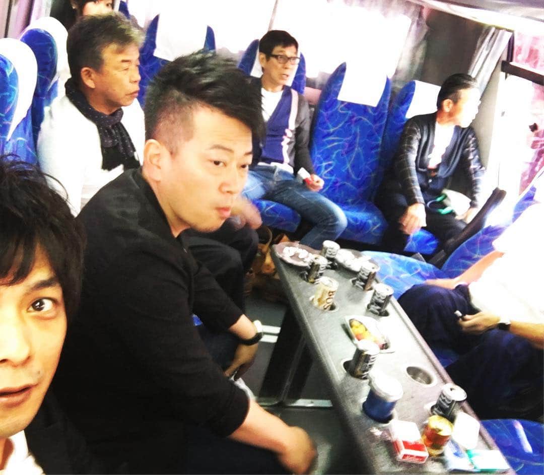 井上聡のインスタグラム：「今年もこの季節がやってきました。明石家ファミリーによるロケです。今回もめちゃくちゃ楽しく無事に終わりました。放送をお楽しみに！あと何枚かオフショットの撮影に成功したのでその一部をご覧ください。  #明石家電視台」