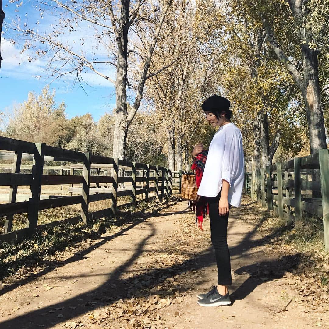 ayanoのインスタグラム：「2018.10.21＊ . 今日はかなりのポカポカ陽気☀︎ 家族で白シャツコーデで出かけてきました😊 . 馬に乗ったり 干し草のトラクターに乗ったり りぃたんもかなり楽しかった様子✨ おうちに帰ってからもずっと 楽しかった〜❤️ を連呼😊 オトナも楽しかった💕」