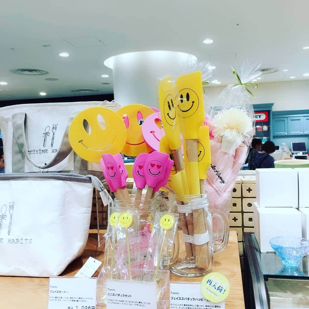 のインスタグラム：「こんなスパチュラみたことなーい(*^O^*)可愛すぎるスパチュラ☆★ミニサイズもあるよ♪ #スパチュラ #しゃもじ #キッチングッズ #料理グッズ #料理上手 #可愛いキッチングッズ #スマイル #スマイルくん #笑顔 #スマイルマーク #にこちゃん #ニコちゃん #にこちゃんマーク #ニコちゃんマーク #スマイリー #笑顔が素敵 #おしゃれさんと繋がりたい #smile #smiley #フォロバ #フォローミー #follow #followme #follow4follow」