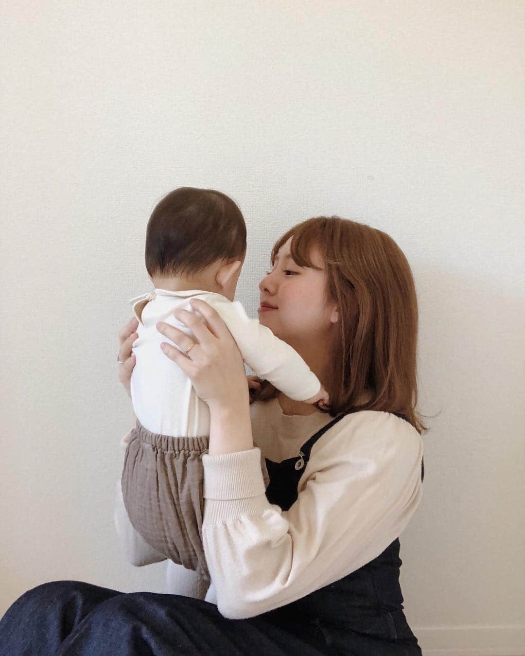 のインスタグラム：「先日、娘は初めての風邪を引いてしまって熱も高かったので、救急に連れて行ったりとバタバタな日を過ごしていました。 今はすっかり元気ですが、まだ鼻水と咳をしているので早く完全復活してほしいです💭 インフルエンザなども流行りだしているみたいなので、私も気をつけて過ごさなきゃ！ . . #生後7ヶ月#babygirl @feerichelu fch422-0120 #feerichelu_style #pr」