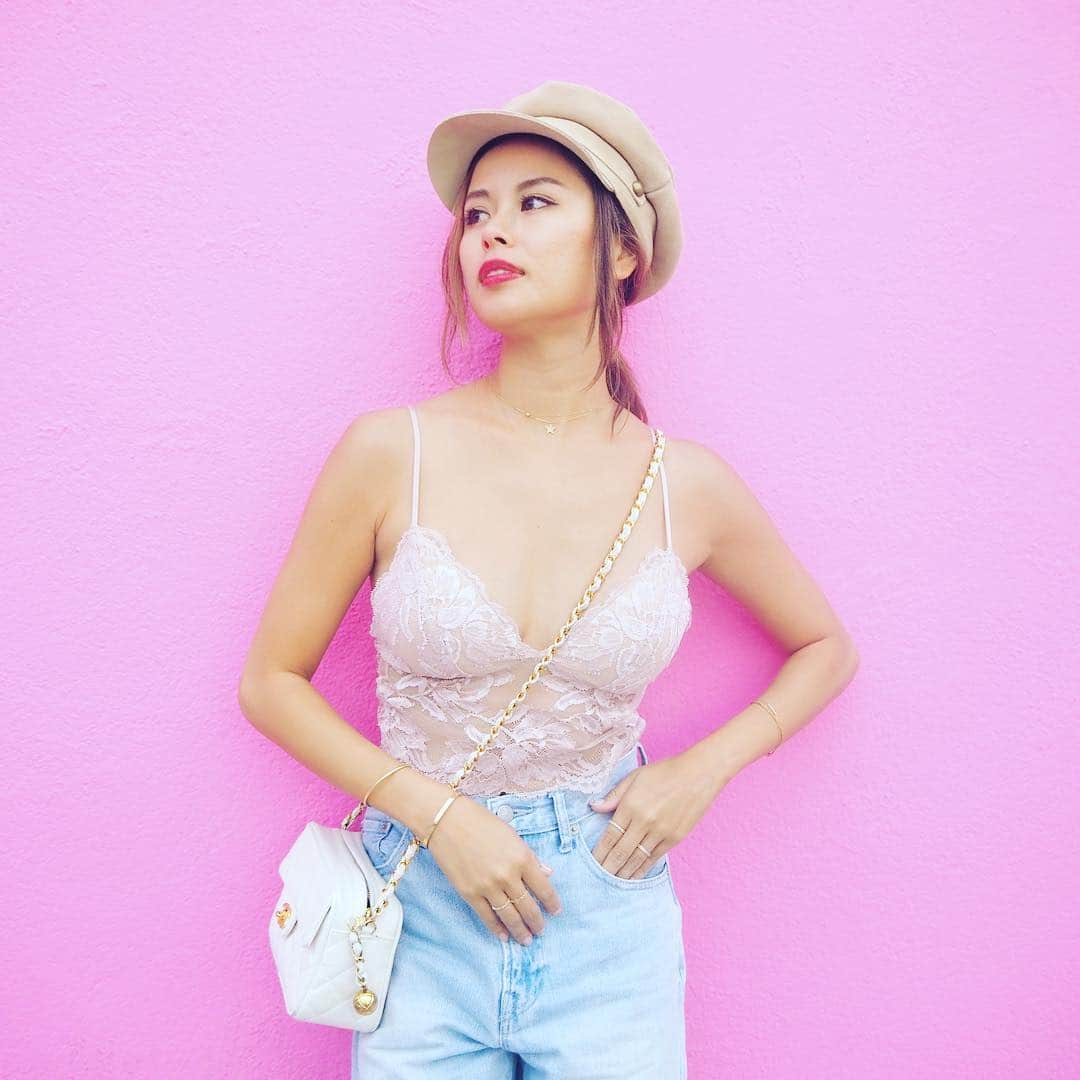 工藤万季さんのインスタグラム写真 - (工藤万季Instagram)「風邪を引いたら何する？ 9月末の旅行、10月には法事があり島根に行き その疲れが取りきれず、 いつものように仕事のことを考えずぎたりと ウイルスたちに負けちゃって鼻水と発熱しました。 熱は1日だけで夜中の３、４時間ほど 交感神経が働きすぎによるバランスの乱れが大きな原因。 マグ美もジュルジュルと鼻水が出ています。 これを機にカッピカピという言葉を覚えました。 １週間ほど続きますね〜 あと1日で2人とも治りそうです。 ホント一緒だなぁ。 ＊ 私のお手当はこんな感じ。 症状を抑えるというよりもより活性させます。 ＊　いつもより厚着 ＊　塩風呂に長めに浸かる （トルマリンの石を入れたり、クレイも入れる） ＊　糖をたくさん取る ＊　塩を舐める ＊　首の周りに活性を促進するアロマオイルを塗る ＊　体を温めるハーブティーを飲む ＊　レメディー（アコナイトやケーライビック、エイピス）を飲む これは活性させるため炎症大きくなるので、 ひどすぎる炎症が出たときはお勧めしません。 炎症を強めて、炎症の原因となっているものを 早く燃やしたいためにこういうことをしています。 ＊ 薬はスピーディーに作用するので 症状がなくなるのは早いです。 なのでウイルスや細菌に感染しても２、3日で治ることが多い。 ですが、本来はウイルスは3日、 細菌は１週間ほど治るのに時間がかかるものです。 なかなか治らなくて辛いですが、 待つことも大切です。 ＊ 風邪をひくと日々のコントロールの大切さを感じますね。 子育てママ、母乳ママは特にエネルギー消耗が激しいですから 自律神経の調整がとても大切ですね。 ＊ 発熱や風邪の時は食事を軽めに。 ＊　おかゆ＋梅干し ＊　リンゴのすりおろし＋はちみつ ＊　絞ったオレンジジュース そのほか ＊　水分をたくさん取る＋塩 ＊　休む、眠る ＊　はちみつ＋レモンを入れたティーを飲む ＊　お腹いっぱい食べない ＊　お菓子を食べない ＊　緑茶でうがい・すする（梅干し入れる） などなど参考にしてください。 * #ナチルドケア #ナチルドケア薬なし4 #ナチュラルチルドレンケア #免疫#薬なし#自然派ママ#薬なし育児 #1歳5ヶ月 #風邪予防 #ナチュラルライフ #お手当#お手当食材#風邪予防  #自然療法#予防医学#自然治療#自然治癒力  #ナチルドケア薬なし ナチルドケア1からみてね。 * 質問あればどんどんください(//∇//) 質問を元にして書いていきます💕」10月22日 12時43分 - makikudooo