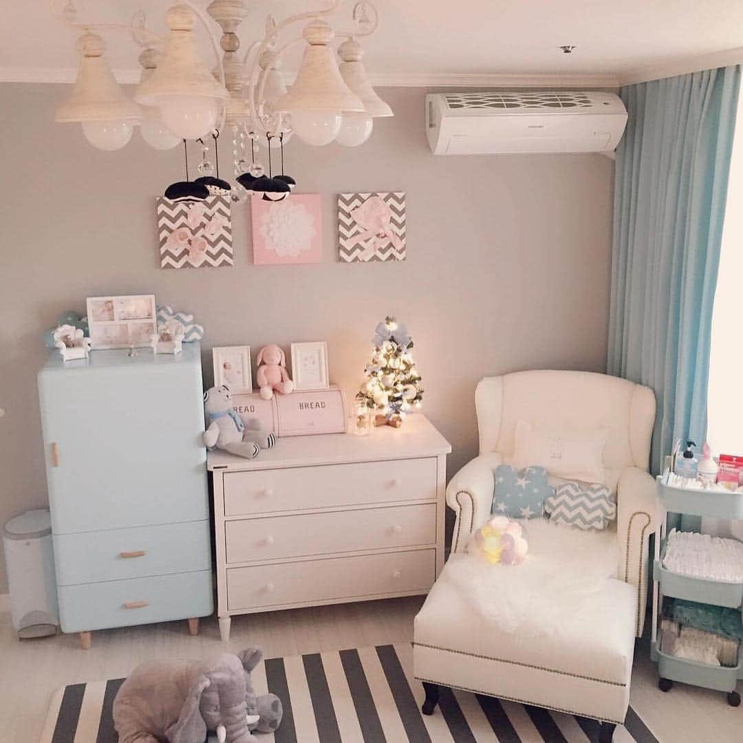 ingerliselilleさんのインスタグラム写真 - (ingerliselilleInstagram)「뽀송뽀송 아가냄새 날 것 같은 침실👶🏻 @s_r_mom 님 하우스🏠 . . . "저희집 침실이예요~ 마블 패턴에 꽂혀서 방 전체를 이렇게^^ 안락의자는 수유의자로 샀다가 지금은 딸래미 의자로 사용중이랍니다. 벽걸이 액자는 제가 직접 분위기에 맞게 만들었어요~ 집에 있는 상자에 천을 씌우고 꽃을 붙여 요리조리 만들어보았네요. 서랍장 위에는 저희 딸래미가 좋아하는 인형들을 진열해두었습니다." . 궁금한 가구&인테리어 정보는 하우스 앱에서 [유유] 검색 고고! . 하우스 앱 다운로드는 @housegram_ 프로필 링크에서 📲 . #하우스 #하우스그램 #인테리어 #집스타그램 #홈스타그램 #신혼집 #아파트스타그램 #온라인집들이 #오션뷰 #화이트인테리어 #거실인테리어 #원목인테리어 #집사진올릴땐 #인테리어앱하우스 #일상 #맞팔 #데일리 #house #home #interior #interiordesign #homedecor #homestyle #homestyling」10月22日 12時53分 - houseapp_official